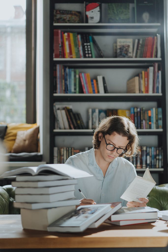 Estudiante leyendo libros