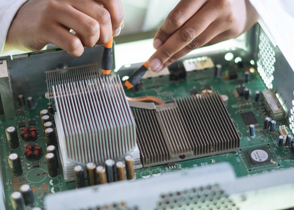 Técnico de revisando conexiones en una placa madre en el taller